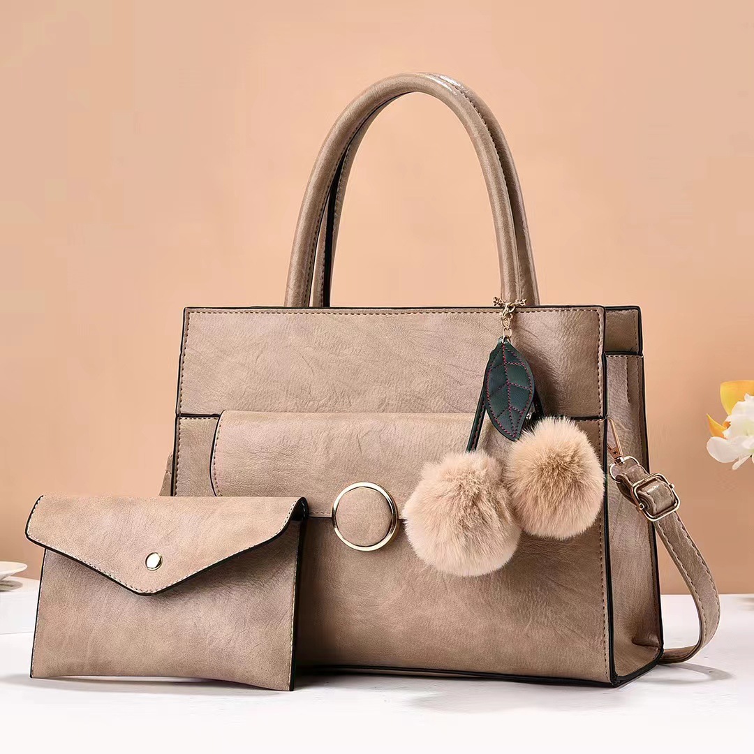Factory fashion trend women's bag, high-end large-capacity single-shoulder crossbody bag, high-end handbag, plush pendant women's bag details Picture