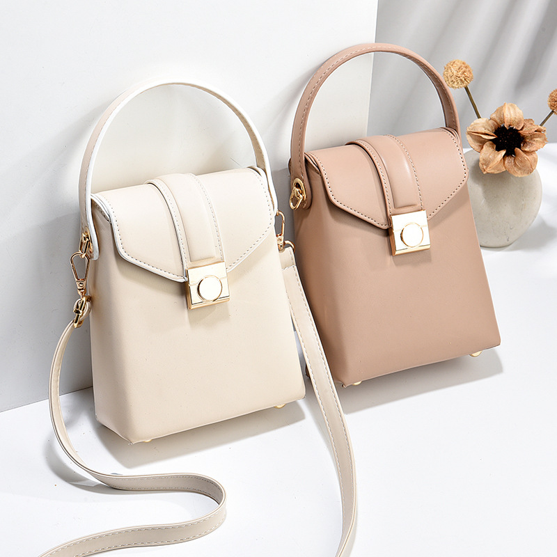 The 2024 new style of the niche design pocket money mobile phone bag is sweet, fashionable and cute. It's a small crossbody bag for girls in soft leather and solid color details Picture