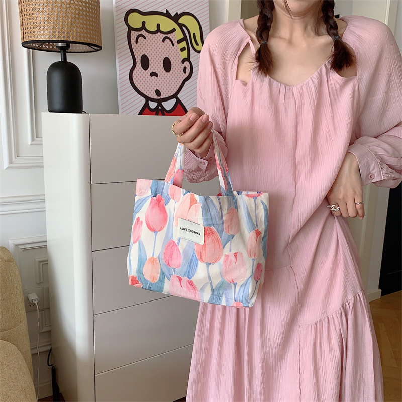 3692 ins retro oil painting flower handbag, storage bag for miscellaneous items, cute bento bag for ladies, artistic hand-held bag Application Scenario