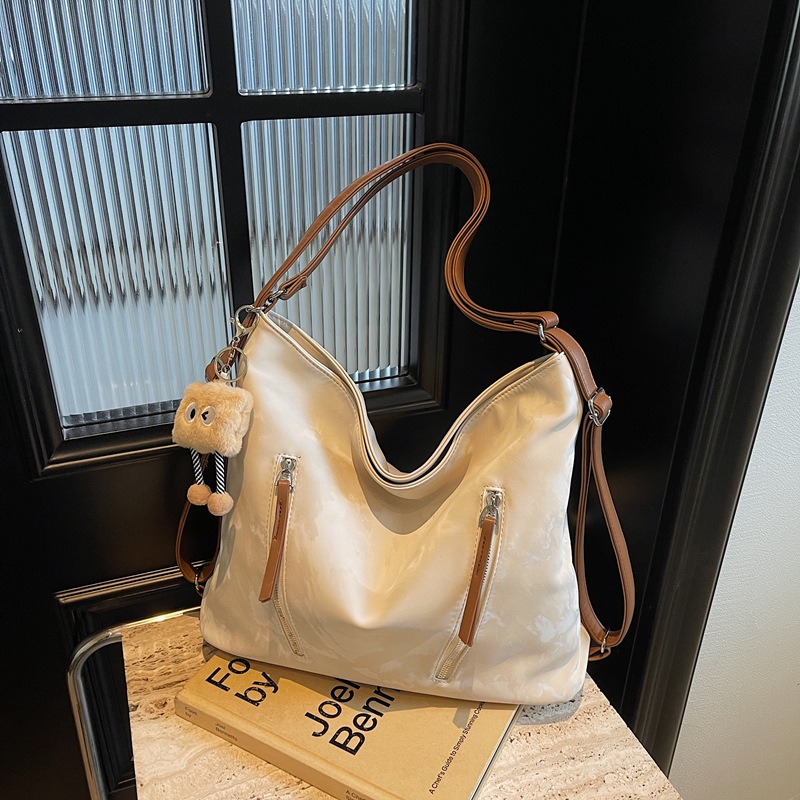 Casual retro commuter tote bag, women's large-capacity underarm bag, 2024 new model, single-shoulder crossbody multi-purpose backpack Application Scenario