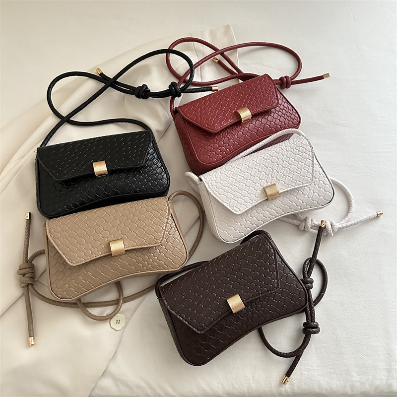 New underarm bag, single-shoulder hand-held baguette bag, fashionable women's bag, crossbody bag, 2025 new casual commuter women's bag Application Scenario