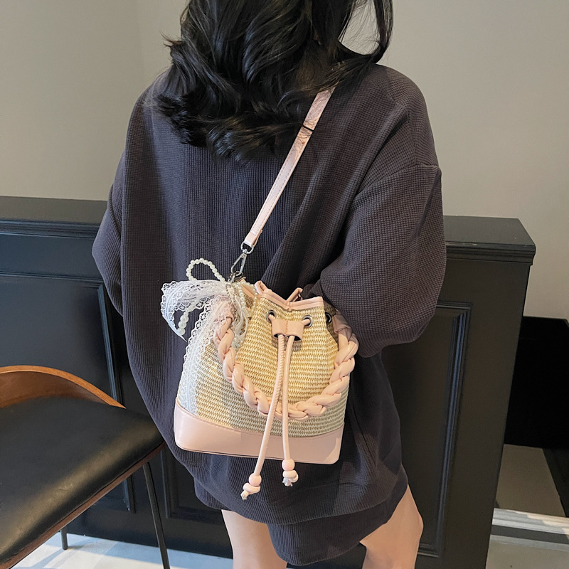 High-end hand-held bucket bag for women, 2025 new style fashionable woven drawstring single-shoulder bag, versatile commuting crossbody bag details Picture