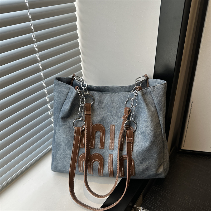 Casual commuting tote bag for women, large capacity, new 2024 autumn and winter versatile, simple and high-quality single-shoulder shopping bag full figure