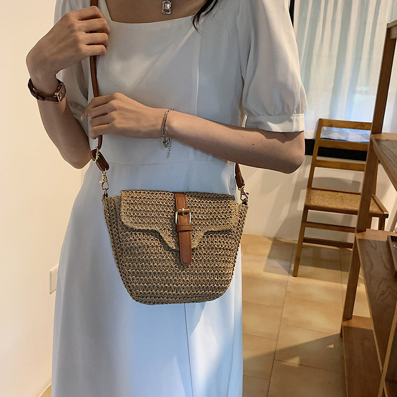 Summer's popular woven straw bags, women's vacation beach bags, versatile crossbody small bags, single-shoulder bags, and retro saddle bags Application Scenario