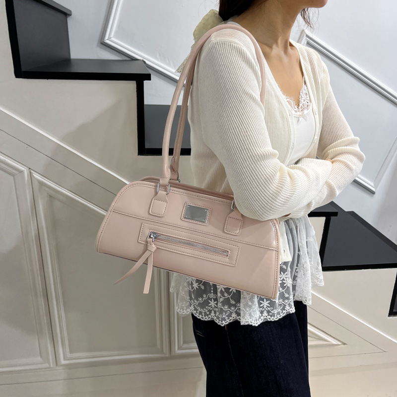 Cross-border trend solid color simple large-capacity underarm bag for women 2025 new casual fashion niche design single-shoulder bag Application Scenario