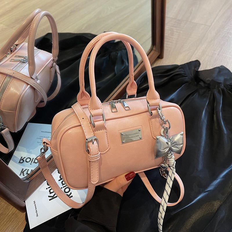 This is a new, high-end and versatile crossbody small square bag for women in 2025, featuring a simple and fashionable design for commuting full figure