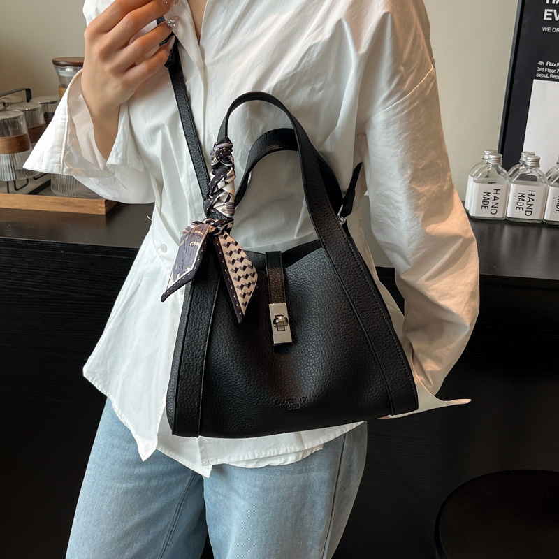 High-end quality handbag, women's 2025 new style niche single-shoulder bucket bag, crossbody vegetable basket commuting tote bag details Picture