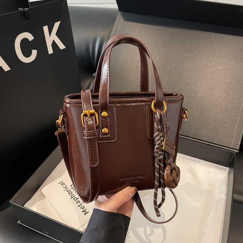 A retro and casual bucket bag for women in 2024, a trendy and fashionable single-shoulder bag with a high-end Korean style and versatile women's bag Application Scenario