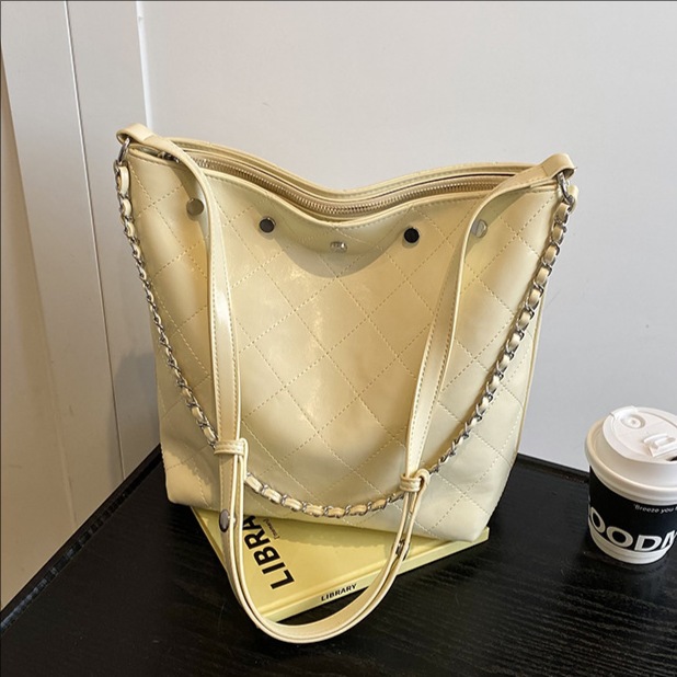 2025 New trendy rivet large-capacity hand-held bucket bag for women, retro and fashionable, diamond-shaped chain single-shoulder crossbody bag full figure