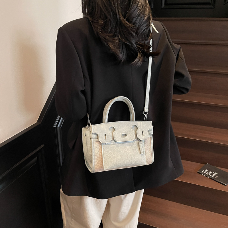 A new 2025 trendy retro patchwork large-capacity handbag, a versatile and fashionable commuter single-shoulder crossbody bag for women Specification drawing
