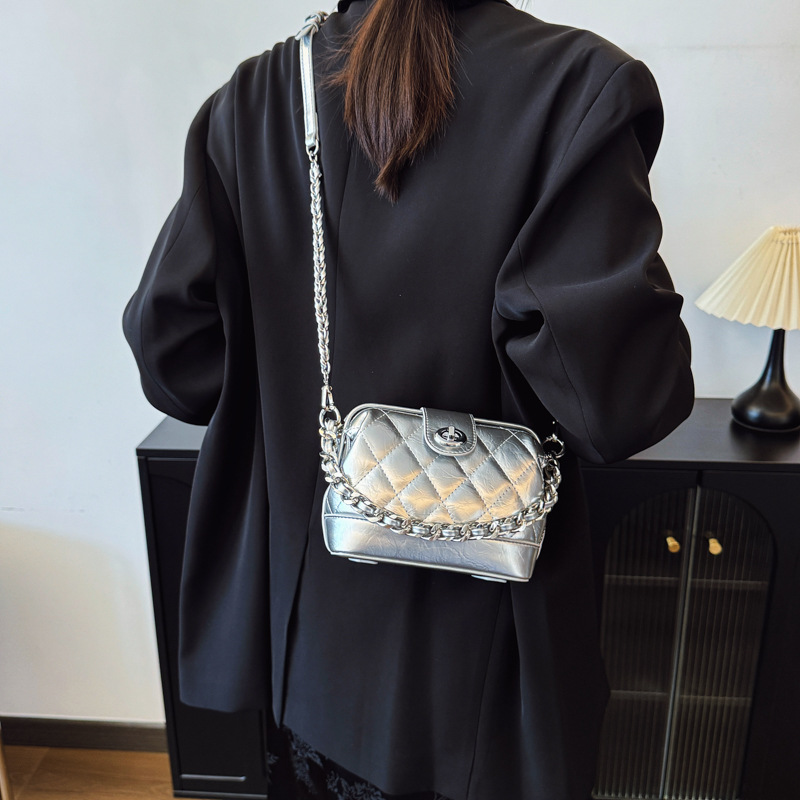 The 2025 new Chanel style diamond-shaped chain handbag is a high-end and versatile commuter single-shoulder crossbody bag for women Application Scenario