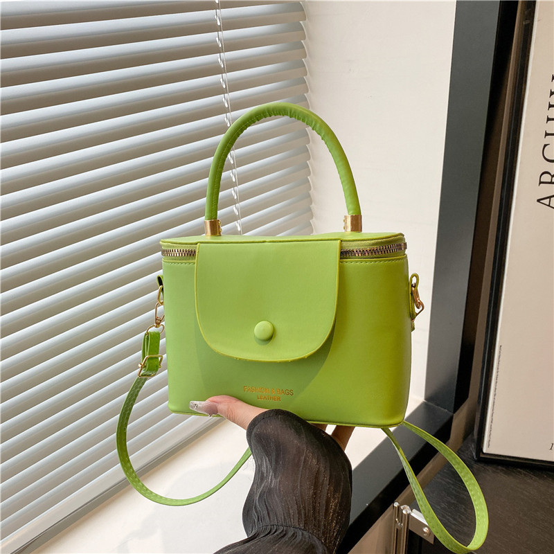 A trendy Korean-style high-end hand-held box women's bag 2025, a new cross-border fashion and versatile single-shoulder crossbody small square bag full figure