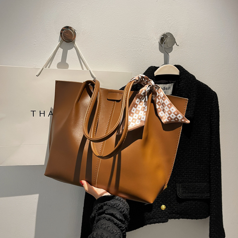 Simple and elegant women's large-capacity 2023 new personalized summer single-shoulder bag, trendy and casual tote bag for class and commuting full figure