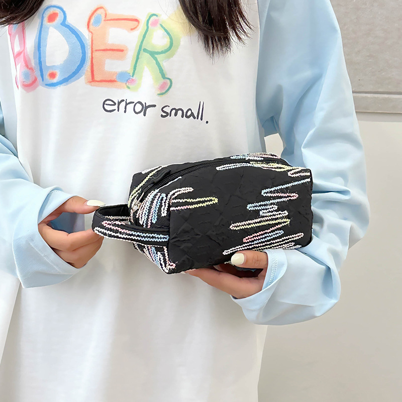 2024 New Chanel-style woolen embroidery down fabric octagonal bag for women, hand-held makeup bag, large-capacity loose change bag Specification drawing