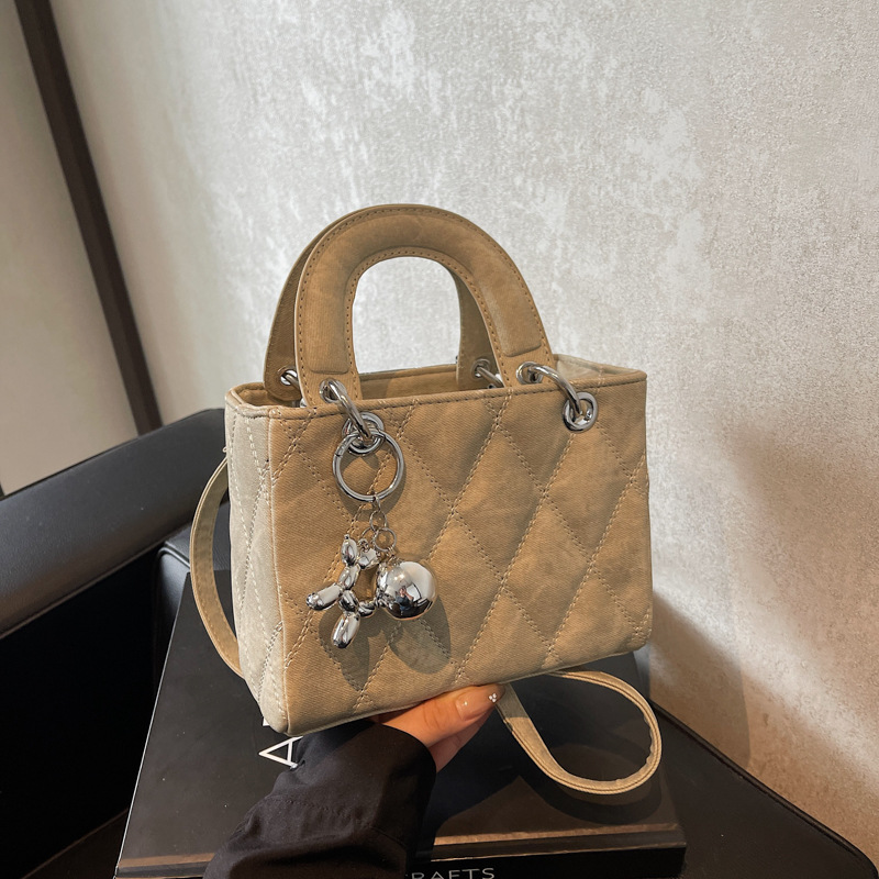 A new 2024 women's diamond-patterned embroidered thread small bag, a high-end, fashionable and versatile crossbody bag, a casual hand-held princess bag details Picture