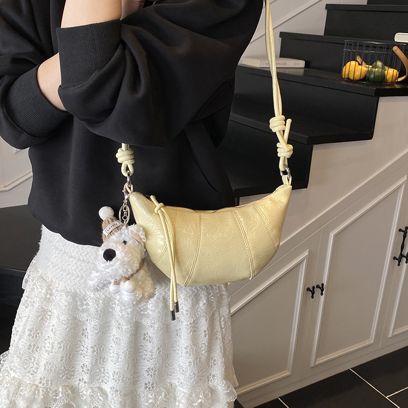 A niche design, trendy and simple solid color horn bag for women, a new 2025 versatile and fashionable single-shoulder crossbody bag for commuting Application Scenario