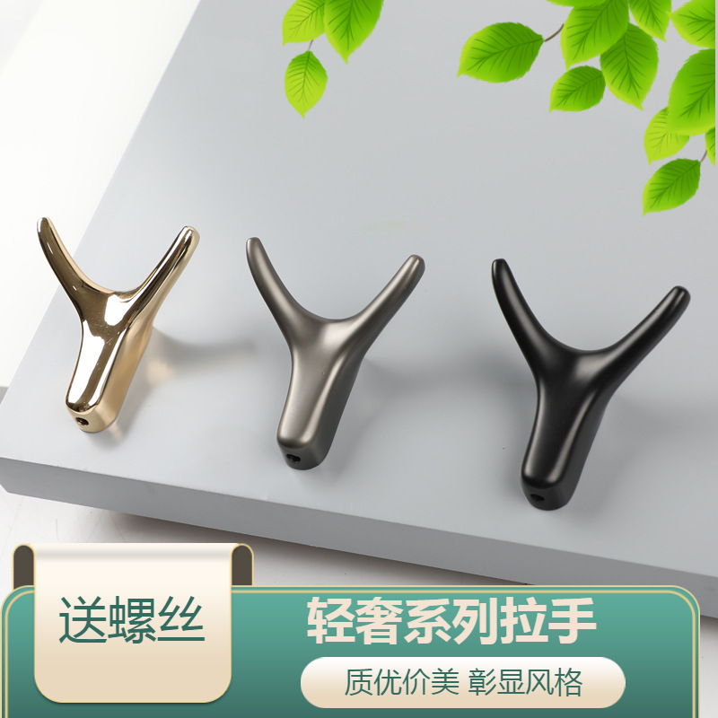 Single-hook furniture for kitchen and bathroom walls, small golden and black hooks for clothes and hats, modern and simple kitchen and wardrobe hooks full figure