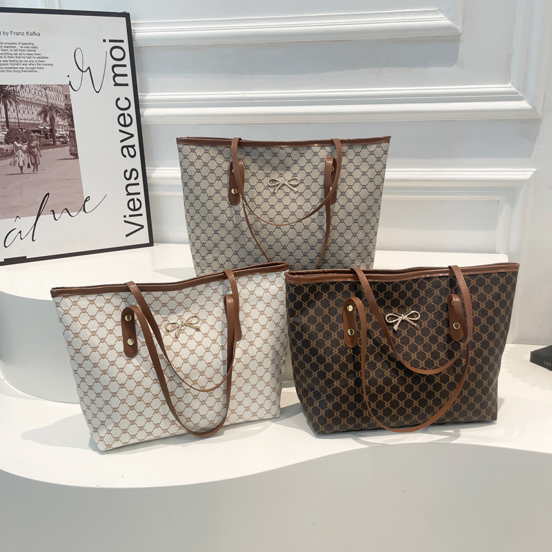 New simple and fashionable large-capacity backpack, trendy and versatile tote bag, ladies' stylish commuting large-capacity single-shoulder bag Application Scenario