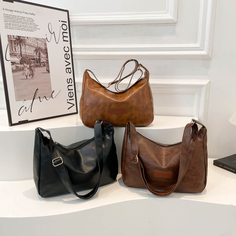 Women's bag 2025 New retro college style, versatile, large-capacity casual, large class commuting bag, single-shoulder handbag Application Scenario