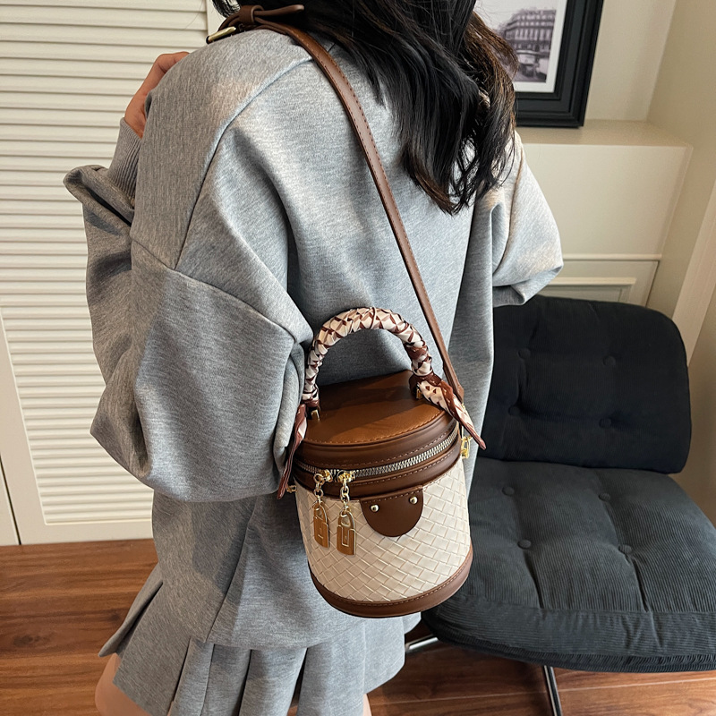 High-end and stylish hand-held bucket bag for women, 2025 new diamond-patterned, trendy, casual and simple single-shoulder crossbody bag details Picture