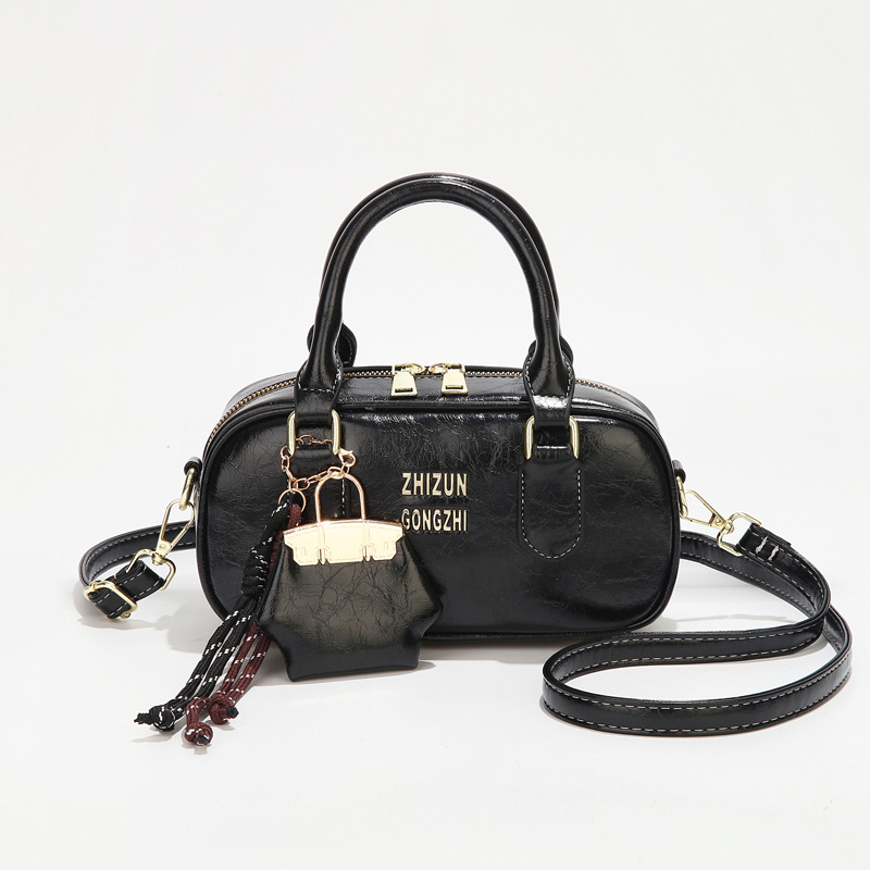 The 2025 new stylish and versatile commuting, stylish and high-quality women's handbag, crossbody bag, solid color simple and trendy pillow bag full figure