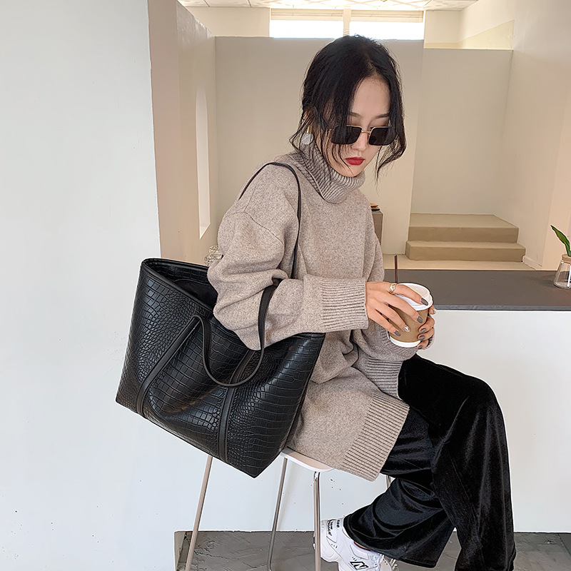 High-quality large-capacity women's bag, 2025 new trendy and fashionable hand-held shoulder bag, versatile tote bag for Internet celebrities Application Scenario