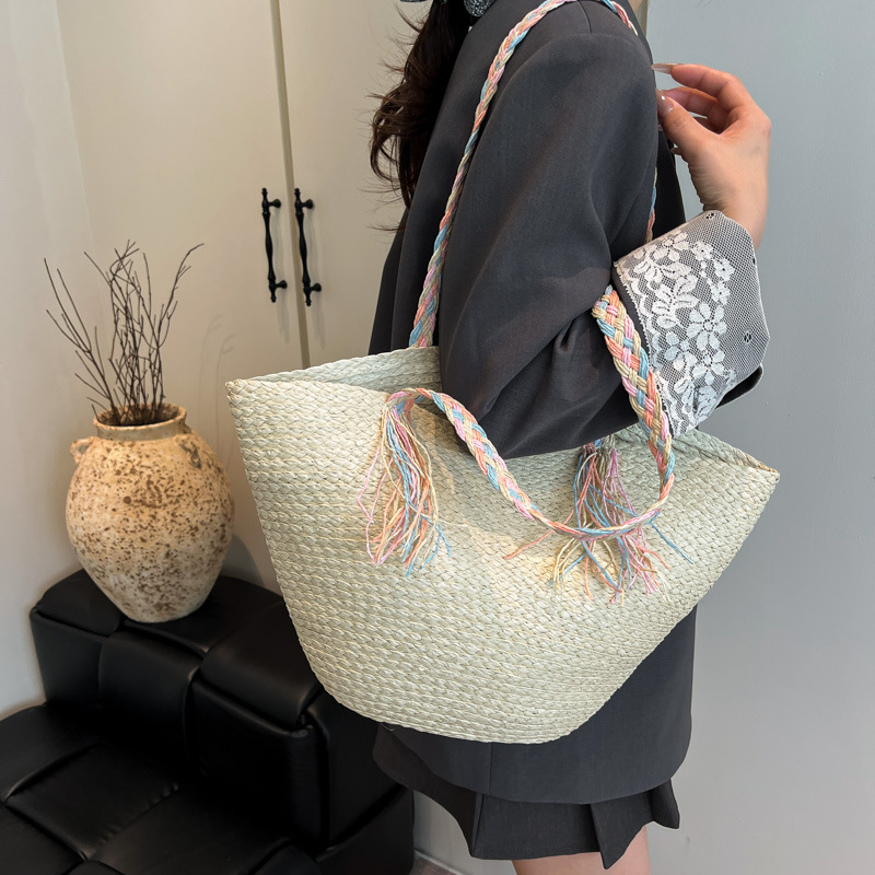 2025 Summer new woven vacation beach solid color tote bag for women, large capacity, casual, fashionable and niche single-shoulder bag Application Scenario