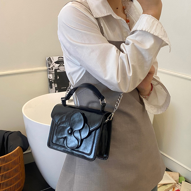 Korean style trendy and stylish chain hand-held small square bag for women 2025 new versatile, casual and simple single-shoulder crossbody bag Application Scenario