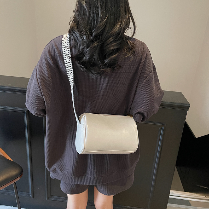 The new Spring/Summer 2025 high-end single-shoulder bag, trendy and fashionable crossbody bag, versatile, casual and large-capacity commuting bag Application Scenario