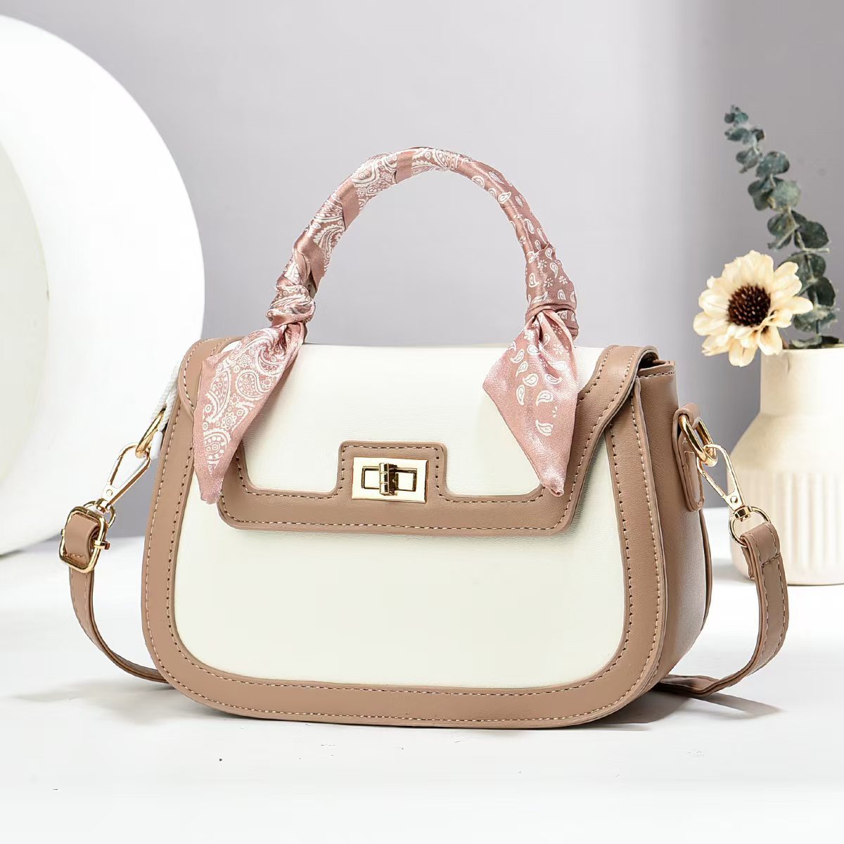 The new patchwork chanel-style small bag has a high appearance level, a color-blocking fashionable handbag, a simple cross-border single-shoulder bag and a crossbody bag Specification drawing