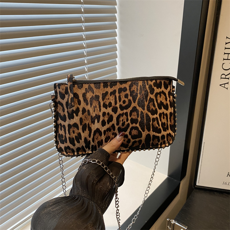Cross-border fashion leopard print chain small square bag, unique and niche design sense, hot girl cool and stylish single-shoulder bag, crossbody bag full figure