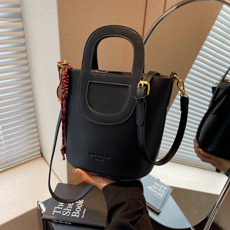 This year, the popular handbags for women are the 2024 new versatile large-capacity commuter bags and single-shoulder crossbody bucket bags Specification drawing