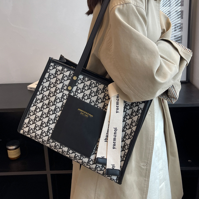 A large-capacity women's 2025 new versatile commuter single-shoulder bag with a fashionable, high-end texture and a retro tote bag full figure