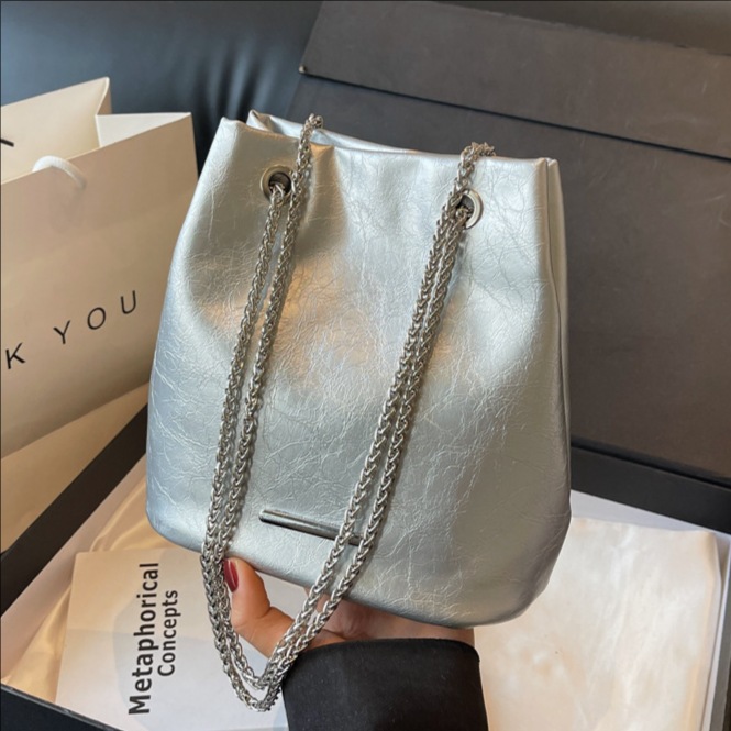 Bag Girl 2025 New solid color chain bag, trendy and stylish single-shoulder bag, versatile and simple crossbody bag, commuting bucket bag full figure
