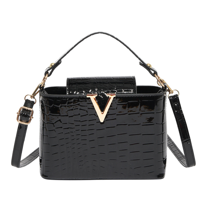 2025 New crocodile-patterned fashionable women's handbag, versatile crossbody bag, small square bag, high-end single-shoulder bucket bag Item Picture