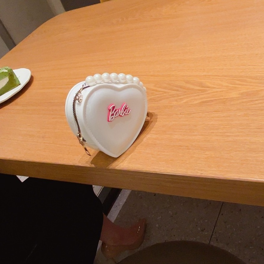2025 New Korean version Fairy Heart Children's Bag, jelly bag, fashionable, simple and cute mini bag, heart bag Application Scenario