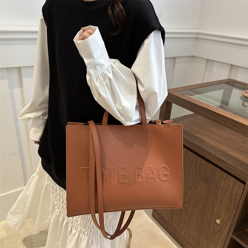 A high-quality large-capacity handbag for women, a new 2024 fashionable hand-held tote bag, a retro single-shoulder bag for autumn, and a large commuting bag details Picture