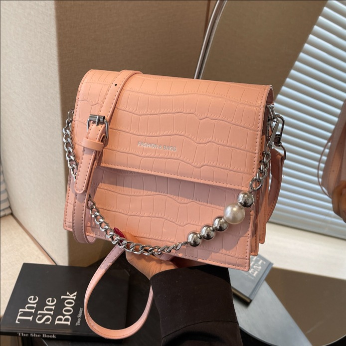 Cross-border 2025 New retro crocodile-patterned chain small square bag for women, Korean style, fashionable and simple single-shoulder crossbody bag full figure