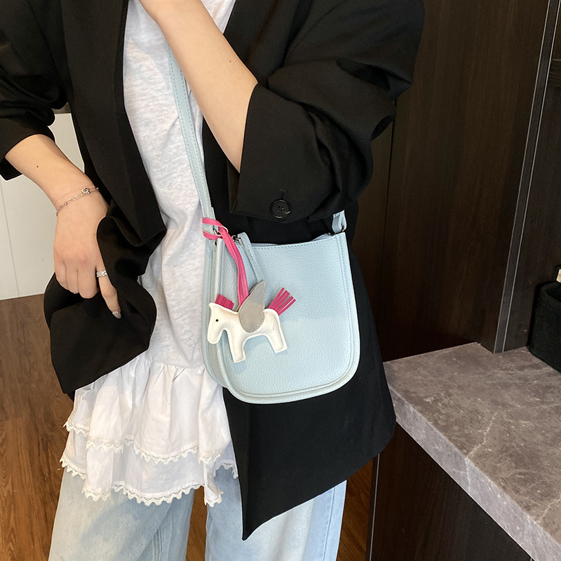 2025 New trendy soft leather lychee pattern small square bag for women, fashionable and versatile, ins Korean style stylish single-shoulder crossbody bag details Picture