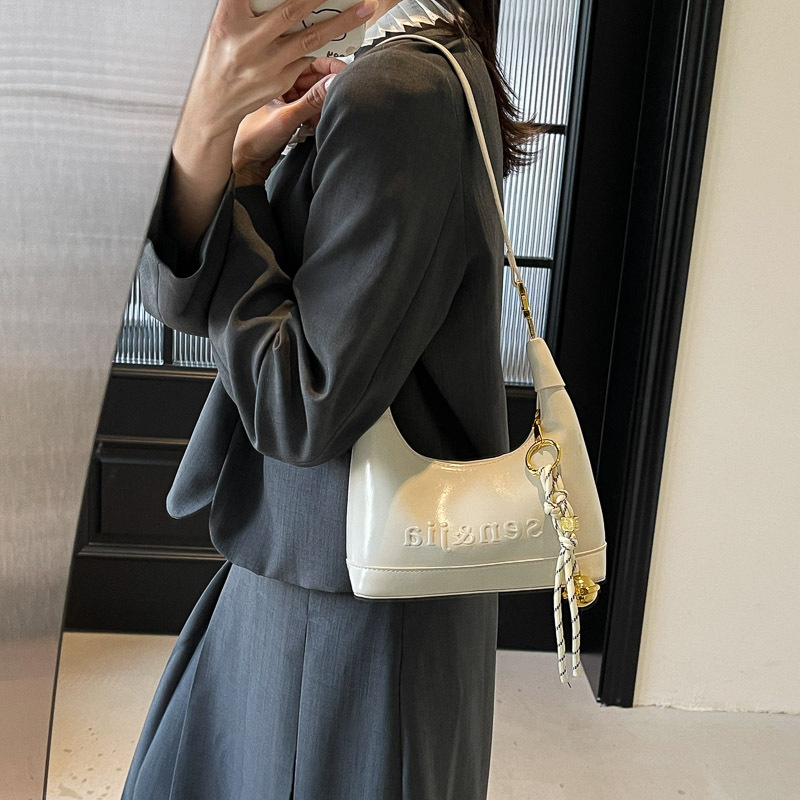 A stylish underarm bag for women, 2025 new Korean style Instagram simple and versatile single-shoulder bag, a high-end crossbody bag for women Application Scenario