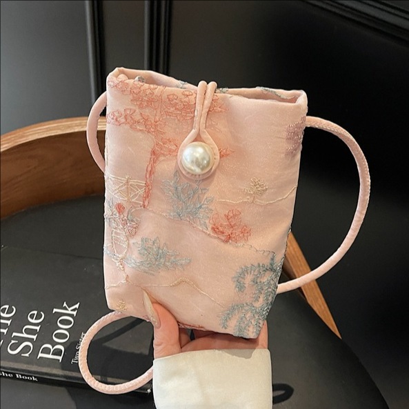 New Chinese-style embroidered mobile phone bag for women, a trendy, fashionable and versatile casual single-shoulder crossbody bag for summer 2025 full figure