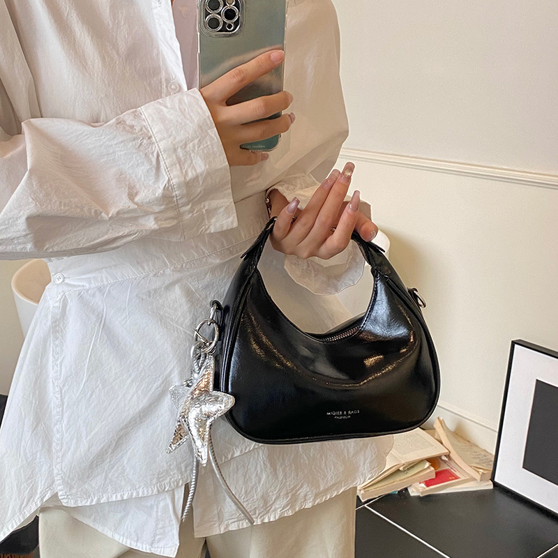 High-quality French small square bag, solid color underarm bag, 2025 new stylish women's bag, oil-leather single-shoulder bag, fashionable crossbody bag details Picture