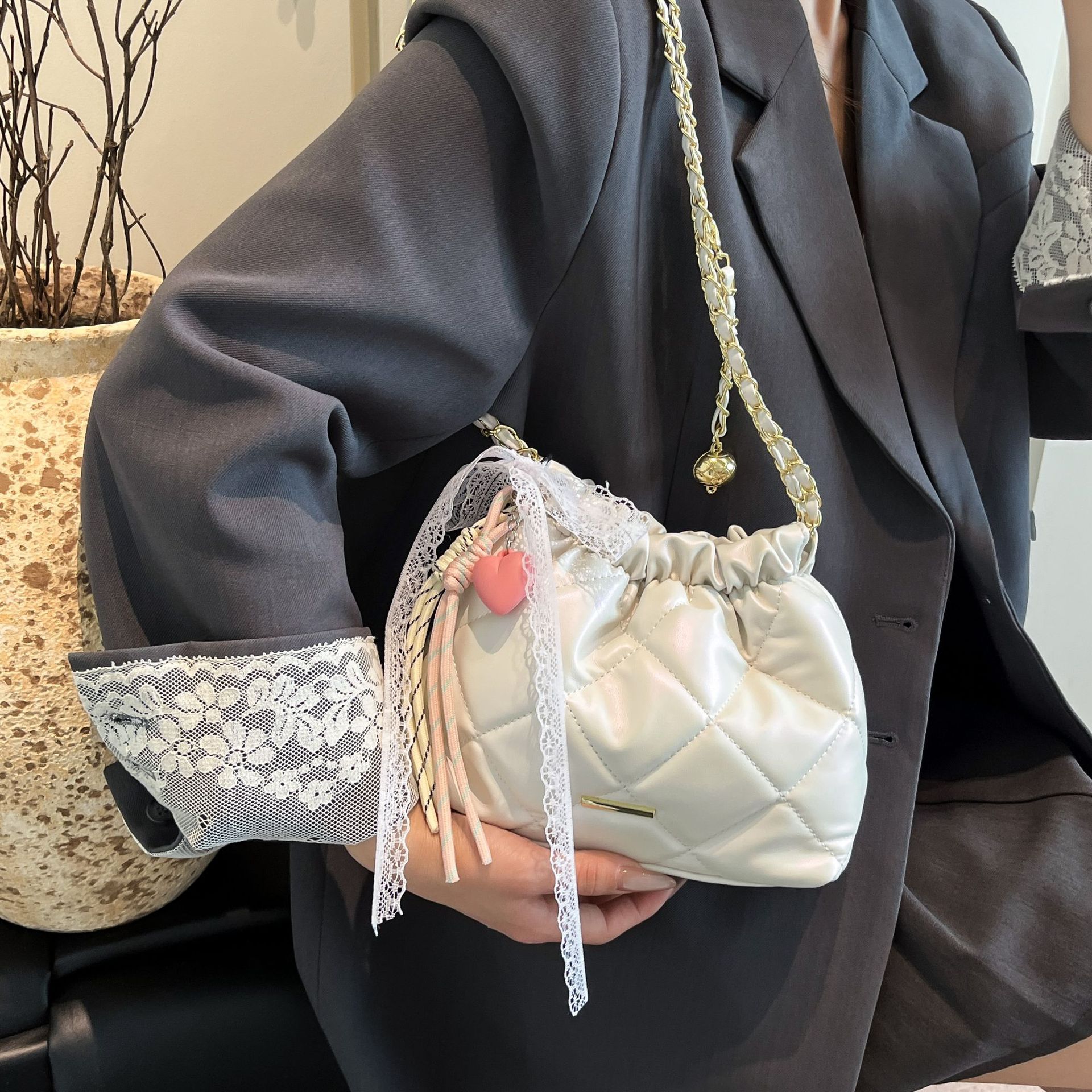 Xiaoxiangfeng diamond-shaped chain women's bag 2025 New style, high-end, trendy, fashionable and simple garbage bag, single-shoulder bucket bag Specification drawing