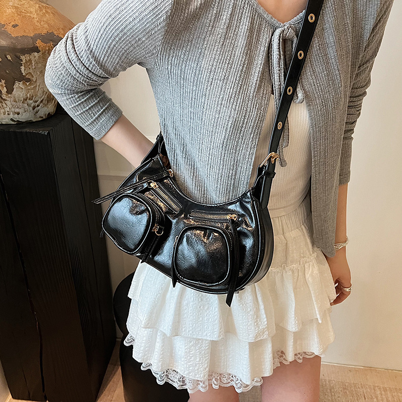 Cross-border retro trend single-shoulder underarm bag for women 2025 new versatile and cool motorcycle bag Punk hot girl crossbody bag Specification drawing