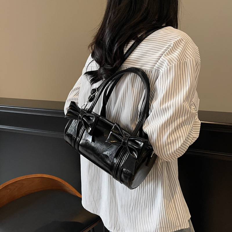 A super popular niche bow handbag for women, a new 2025 versatile single-shoulder underarm bag, a casual crossbody cylinder bag details Picture