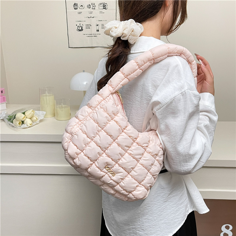 Elastic embroidery commuting style trendy Korean women's bag 2025 New pleated cloud hand-held shoulder crossbody tote bag details Picture