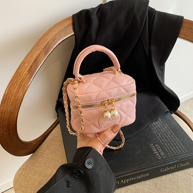 The 2025 new chain box bag for women's Spring and summer is a versatile and fashionable little chanel-style crossbody bag and a mini handbag for girls Application Scenario