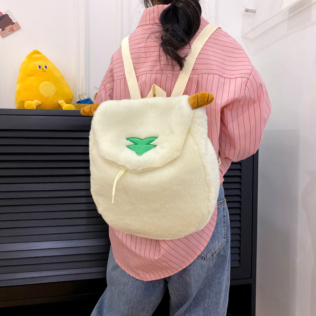 The new cartoon and cute plush sheep village uniform is suitable for both shoulders, versatile, and can be used as a school bag, phone bag, and coin purse Specification drawing