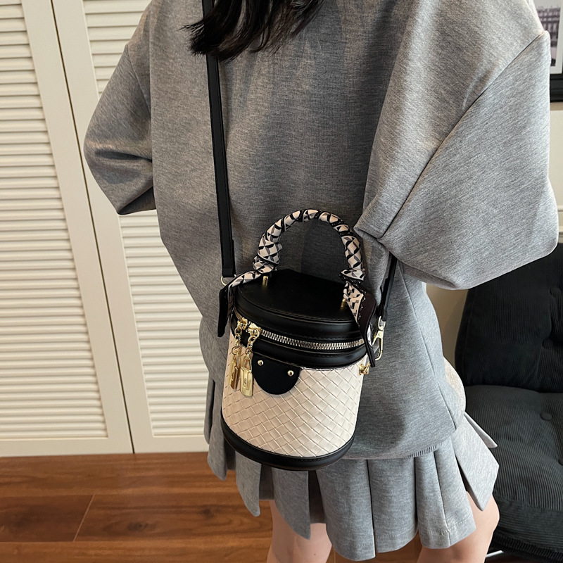 High-end and stylish hand-held bucket bag for women, 2025 new diamond-patterned, trendy, casual and simple single-shoulder crossbody bag Application Scenario