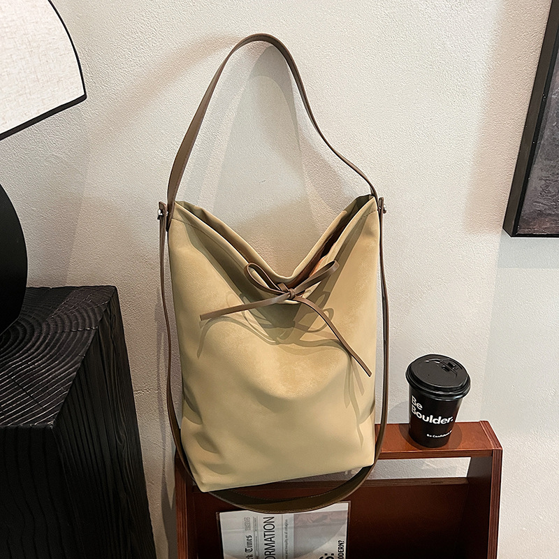 Korean matte retro simple tote bag, single-shoulder crossbody casual underarm bag, 2025 new style laid-back commuting bag details Picture